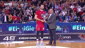 Η βράβευση του MVP του τελικού, Άλεκ Πίτερς! (vid)