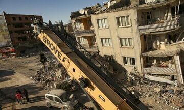 Σεισμός στην Τουρκία: 'Ο σύζυγός μου πήγε να βοηθήσει στα χαλάσματα. Επέστρεψε με τα χέρια καλυμμένα