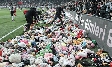 Το γήπεδο της Μπεσίκτας γέμισε αρκουδάκια για τα παιδιά-θύματα των φονικών σεισμών (vids)