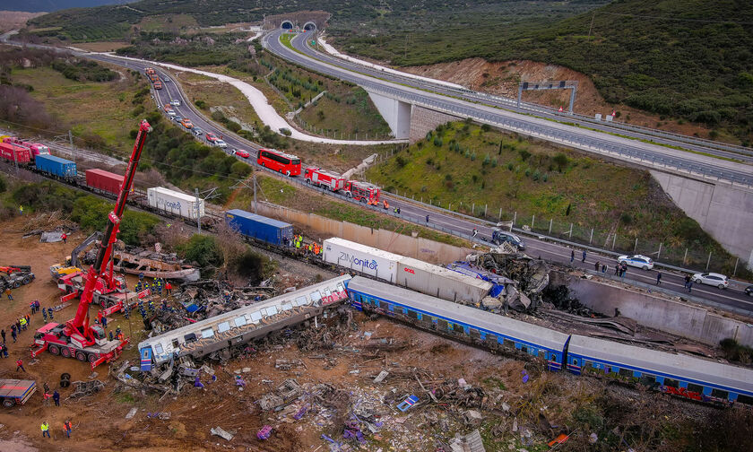 Τραγωδία στα Τέμπη: Ιατροδικαστής: «43 οι νεκροί για ταυτοποίηση στη Λάρισα» 