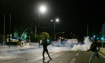 Διαδήλωση για Τέμπη: Έκαψαν περιπολικό σε επεισόδια στο Μοναστηράκι
