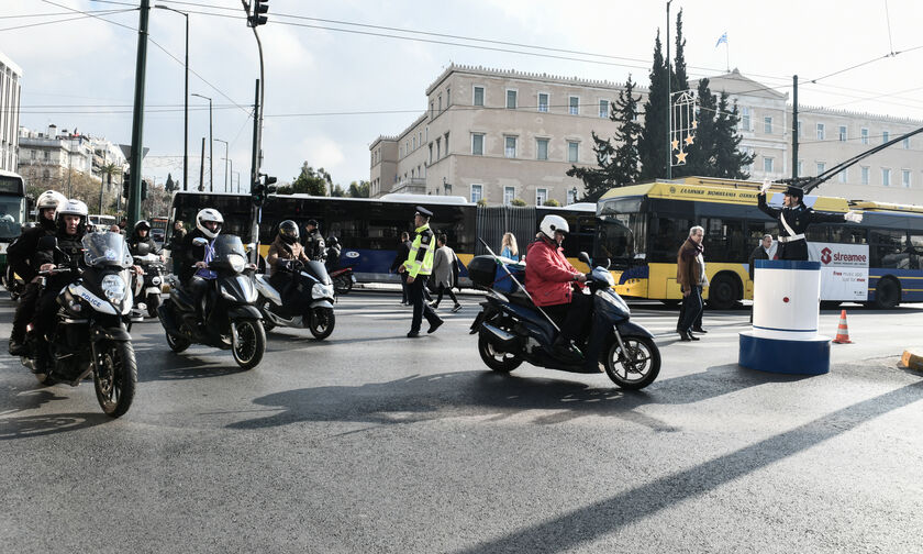 Αθήνα: Αυξημένη η κίνηση στους δρόμους λόγω της απεργίας (vid)