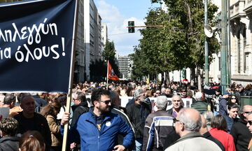 Τραγωδία στα Τέμπη: Χιλιάδες διαδηλωτές στο κέντρο της Αθήνας - Κλειστοί οι δρόμοι