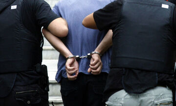Συνέλαβαν 81χρονο επιδειξία στη Θεσσαλονίκη - Τον κατήγγειλαν 18χρονες