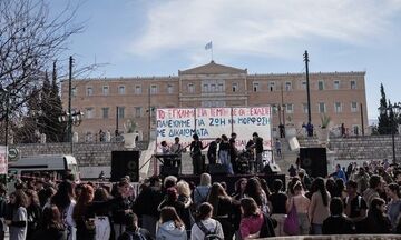 Μαθητική συγκέντρωση και συναυλία στο Σύνταγμα - «Το έγκλημα στα Τέμπη δεν θα ξεχαστεί» 