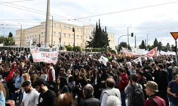 Συλλαλητήριο για την τραγωδία στα Τέμπη: Προσαγωγές και συλλήψεις στο Σύνταγμα 