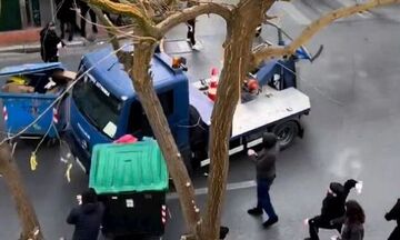 Βίντεο: Γερανός της ΕΛΑΣ παραλίγο να πατήσει διαδηλωτές στην Ακαδημίας (vid)