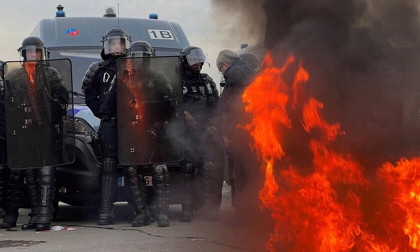 Γαλλία: Πάνω από 200 συλλήψεις στις διαδηλώσεις κατά της μεταρρύθμισης του συνταξιοδοτικού
