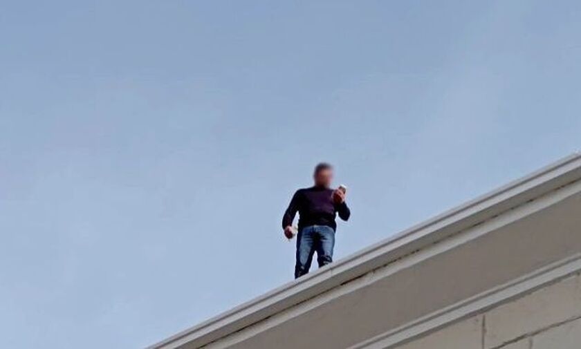 Συναγερμός στην Καρδίτσα: Άνδρας απειλεί να πηδήξει από τη στέγη του Δικαστικού Μεγάρου