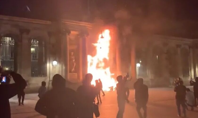 Μπορντό: Παρανάλωμα του πυρός το δημαρχείο του κατά τις διαδηλώσεις!