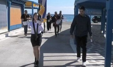25η Μαρτίου: Αποθεώθηκε η μαθήτρια που παρέλασε μόνη της με την ελληνική σημαία στη Νάξο
