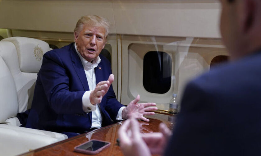 Ο Ντόναλντ Τραμπ διακήρυξε την αθωότητά του κατά την πρώτη του προεκλογική συγκέντρωση