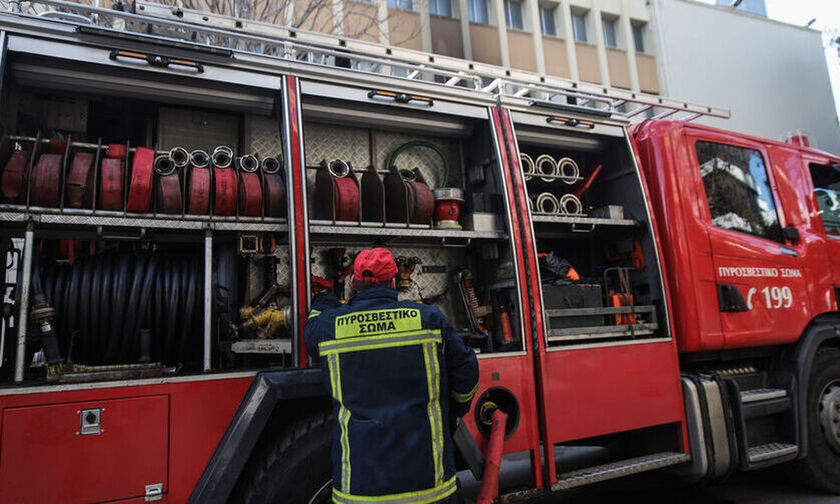 Θεσσαλονίκη: Ζημιές σε τουλάχιστον 10 αυτοκίνητα από την πτώση τοίχου λόγω ισχυρών ανέμων