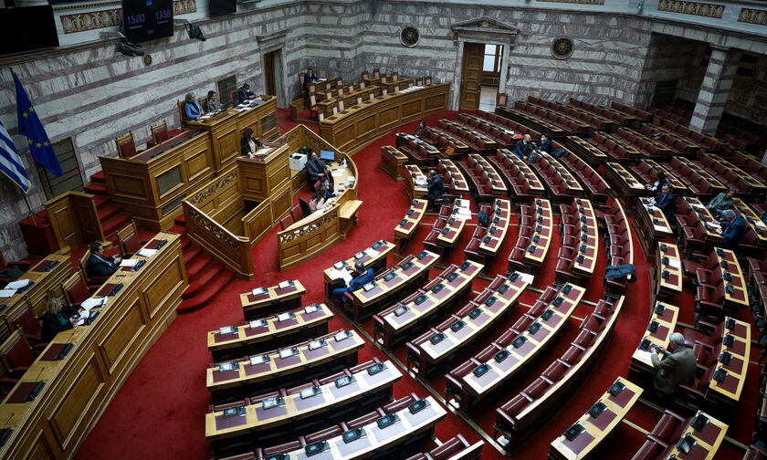 Βουλή: Αντιπαράθεση κυβέρνησης-ΣΥΡΙΖΑ για την τραγωδία στα Τέμπη