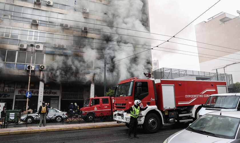 Πειραιάς: Υπό έλεγχο η φωτιά που ξέσπασε σε χρωματοπωλείο