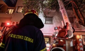 Φωτιά σε εγκαταλελειμμένο κτίριο στο Ίλιον - Εντοπίστηκε άνδρας χωρίς τις αισθήσεις του