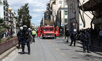 Επεισόδια έξω από την ΑΣΟΕΕ – Κλειστή η Πατησίων λόγω φωτιάς σε κάδους