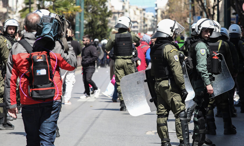 Συνελήφθη ο αστυνομικός που πυροβόλησε στον αέρα έξω από την ΑΣΟΕΕ - Βίντεο ντοκουμέντο