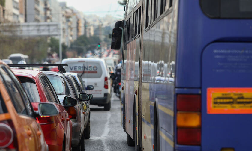 Κίνηση στους δρόμους: Μποτιλιάρισμα στον Κηφισό, χαμηλές ταχύτητες σε Αττική Οδό