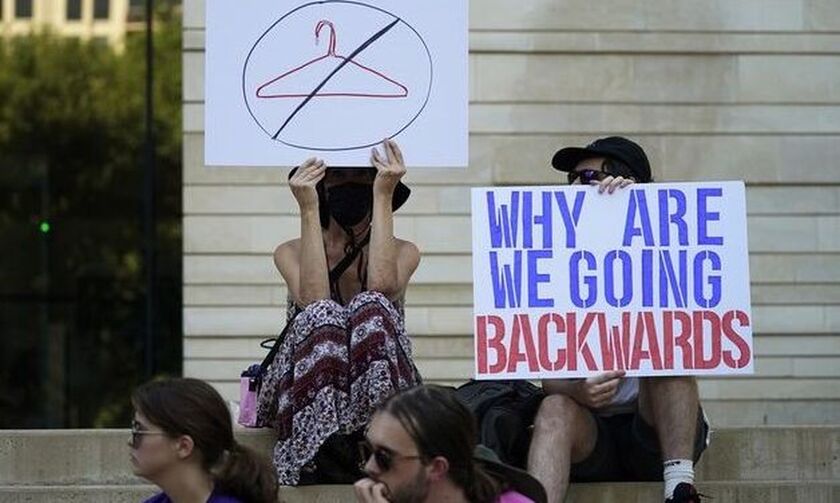 ΗΠΑ: Δικαστής ανέστειλε την κυκλοφορία χαπιού για την άμβλωση- "Θα πολεμήσει την απόφαση" ο Μπάιντεν