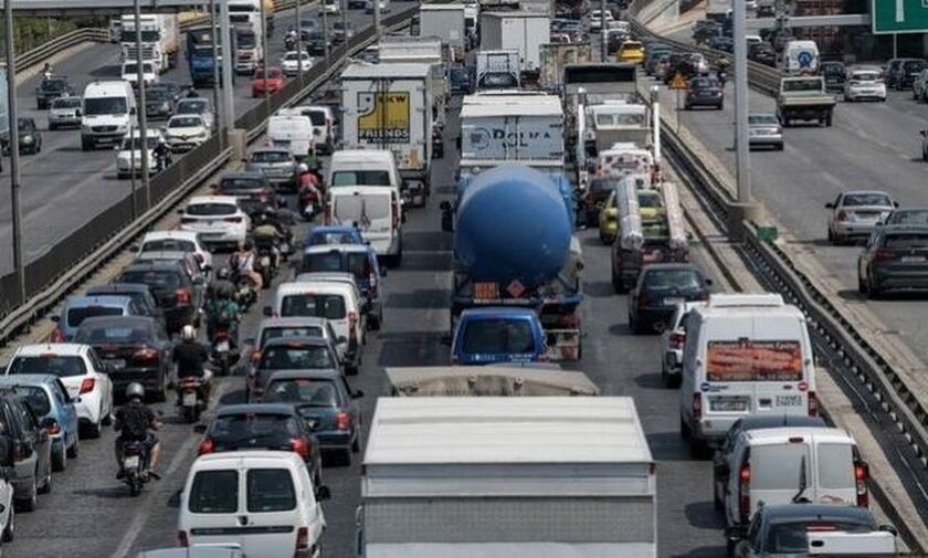 Κίνηση στους δρόμους: Τροχαίο στον Κηφισό με τραυματία - Μεγάλες καθυστερήσεις