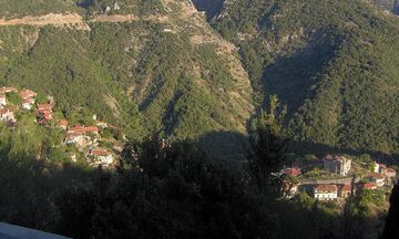 Λαγκάδια: Το κρεμαστό χωριό της Πελοποννήσου