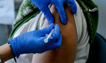 Κοροναϊός: 1.633 αναφορές στον ΕΟΦ για πιθανές παρενέργειες των εμβολίων