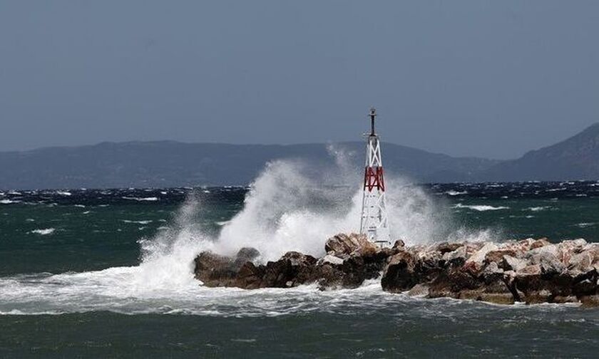 Σαντορίνη: Σκάφος προσάραξε σε βραχώδη περιοχή λόγω ισχυρών ανέμων