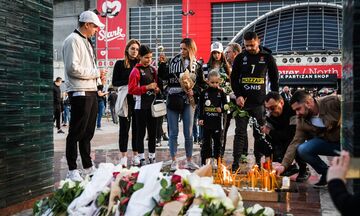 Παρτιζάν: Λουλούδια έξω από τη «Stark Arena» στη μνήμη των θυμάτων του μακελειού