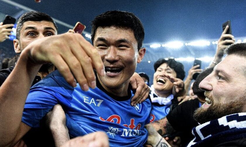 Νάπολι: Αποθέωση στο προπονητήριο από 6.000 οπαδούς (vid)