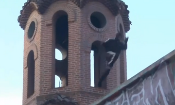 Θεσσαλονίκη: Άγνωστοι διέρρηξαν κατάστημα και ταμπουρώθηκαν σε καμπαναριό εκκλησίας (vid)