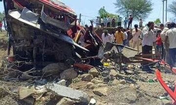 Ινδία: Πτώση λεωφορείου από γέφυρα ύψους 17 μέτρων - Τουλάχιστον 24 νεκροί