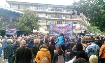 Σέρρες: Συγκέντρωση διαμαρτυρίας για τα Τέμπη κάτω από το γραφείο του Καραμανλή