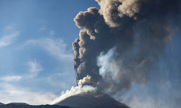 Ιταλία: Η Αίτνα «ξύπνησε» – Το αεροδρόμιο της Κατάνης έκλεισε λόγω ηφαιστειακής τέφρας