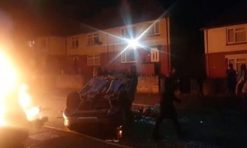 Ουαλία: Επεισόδια μετά από τροχαίο - Επιτέθηκαν σε αστυνομικούς, πυρπόλησαν αυτοκίνητα