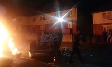 Ουαλία: Επεισόδια μετά από τροχαίο - Επιτέθηκαν σε αστυνομικούς, πυρπόλησαν αυτοκίνητα