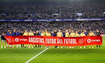 Βαγιαδολίδ - Μπαρτσελόνα: Οι ποδοσφαιριστές των δύο ομάδων σήκωσαν πανό κατά του ρατσισμού