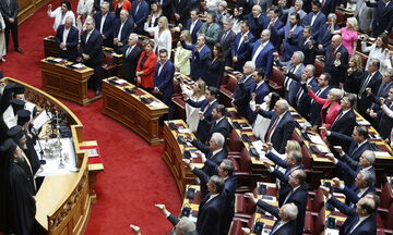 Βουλή: Η ορκωμοσία των νέων βουλευτών - Πολιτικό όρκο έδωσαν οι Τσίπρας και Κουτσούμπας (vid)