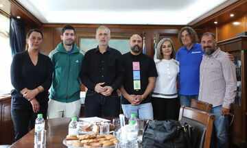 «1st Piraeus Street Long Jump»: Συνάντηση Μώραλη με Τεντόγλου στο δημαρχείο Πειραιά (vid)