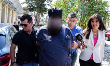 Ναύπλιο: Στο δικαστήριο ο ιερέας που κατηγορείται για ασέλγεια σε 12χρονο αγόρι (vids)