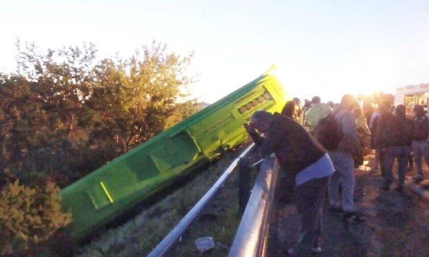 Ιταλία: Ενας νεκρός και 14 τραυματίες όταν λεωφορείο έπεσε σε χαράδρα