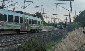 Λάρισα: Παραλίγο νέα τραγωδία - Δύο τρένα στην ίδια γραμμή (pics)