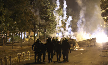 Μακρόν: Εσπευσμένη αποχώρηση από τις Βρυξέλλες στη σκιά των ταραχών στη Γαλλία