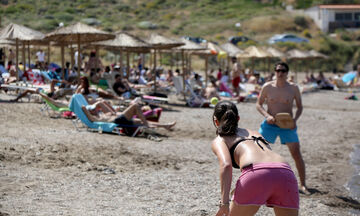 Ρακέτες τέλος σε παραλίες της Αττικής: Έπεσαν τα πρώτα πρόστιμα 1.000 ευρώ