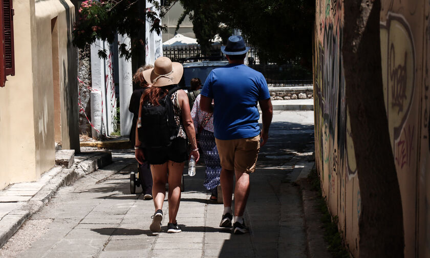Ελλάδα: Πόσοι τουρίστες αναμένεται να έρθουν τον Ιούλιο 