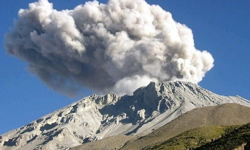 Περού: Το ηφαίστειο Ουμπίνας βρυχάται