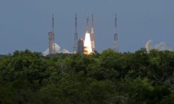Ινδία: Εκτοξεύτηκε ο πύραυλος εξερεύνησης Chandrayaan-3 του νοτίου πόλου της Σελήνης (pics)