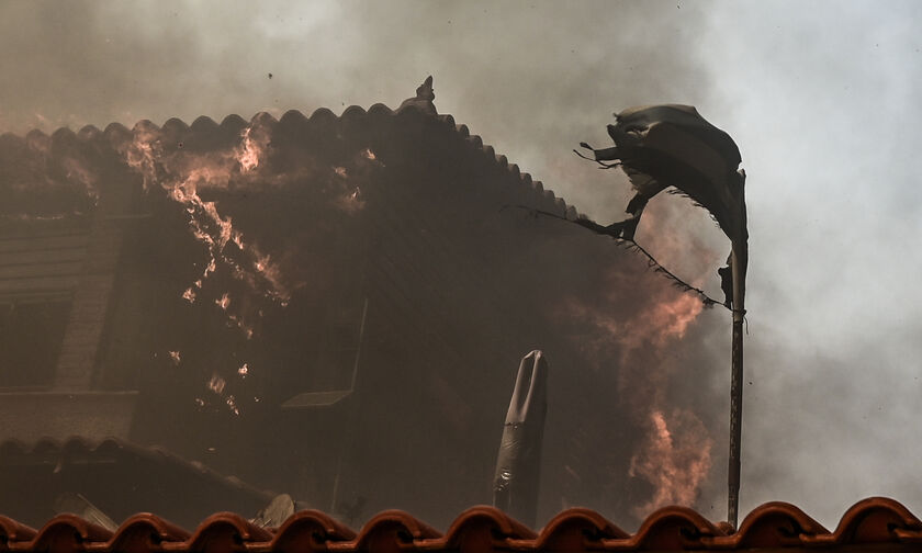 Φωτιά στον Νέο Κουβαρά: Καίγονται τα πρώτα σπίτια λέει ο δήμαρχος Σαρωνικού