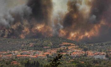 Φωτιά στον Κουβαρά: Αναζωπυρώσεις στη Σαρωνίδα - Σταμάτησαν τα εναέρια μέσα