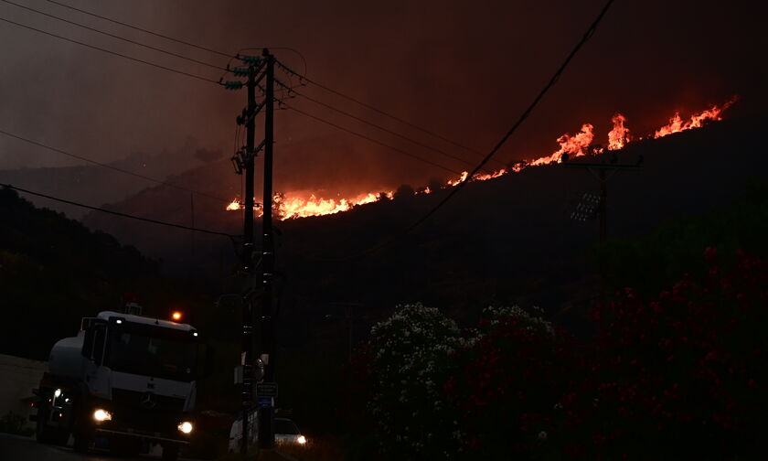 Φωτιά στα Δερβενοχώρια: Nύχτα αγωνίας για τον δρυμό της Πάρνηθας